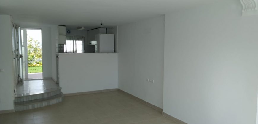 CHALET ADOSADO EN CALAHONDA